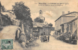 CPA 42 MONT PILAT / LA TERRASSE SUR DORLAY / MONTEE DE L'EGLISE ET ROUTE DE GRAND CROIX - Mont Pilat