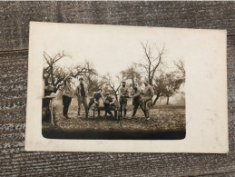 Photo Carte D’un Groupe De Poilus Simulation De Tir Avec Un Faux Canon 14-18 - 1914-18