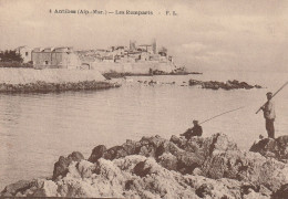 ANTIBES (Alp.-Mar.) Les Remparts Pécheurs à La Ligne - Antibes - Les Remparts