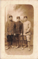 MILITARIA - Trois Soldats -  Carte Postale Ancienne - Uniformen