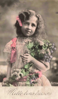 ENFANT - Portrait - Mille Bons Baisers - Colorisé - Raisins - Carte Postale Ancienne - Portraits