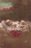 ENFANT - Bébé - Un Bébé Dans Son Couffin - Je Suis Né Le - Je M'appelle -  Carte Postale Ancienne - Portraits
