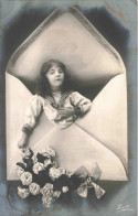 FANTAISIE - Une Enfant Sortant D'une Enveloppe Géante -  Carte Postale Ancienne - Baby's