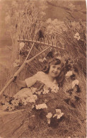 ENFANT - Petite Fille Dans Une Meule De Foin - Rateau - Déguisement De Paysanne -  Carte Postale Ancienne - Portraits