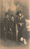 PHOTOGRAPHIE - Une Mère Avec Ses Deux Filles - Carte Postale Ancienne - Photographs