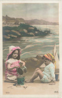 ENFANT - Scène - Des Enfants Dans Un Décor De Plage - Colorisé - Iris -  Carte Postale Ancienne - Szenen & Landschaften