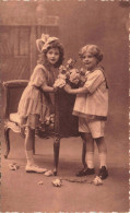 ENFANT -  Portrait - Deux Enfants Près D'une Banquette Avec Un Bouquet De Roses -  Carte Postale Ancienne - Portraits