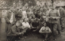 Militaria - Soldats Qui épluchent Les Pommes De Terre - Carte Photo - Soldats - Carte Postale Ancienne - Personen