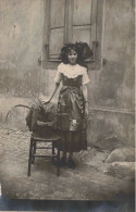 PHOTOGRAPHIE  - Une Femme En Costume Folklorique - Carte Postale Ancienne - Photographs