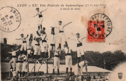 XXe Fête Fédérale De Gymnastique, Lyon 1910 - L'Alerte De Riom (63) Pyramide - Carte S.F. écrite - Gimnasia