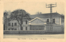 CPA 42 FEURS / LE PARC PUBLIC / LES ECOLES - Feurs