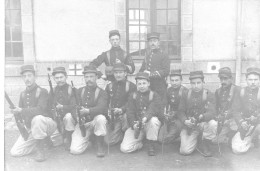 Carte Photo Soldats Posant Avec Fusils - Guerre 1914-18