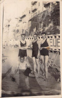 CARTE PHOTO GROUPE D HOMMES EN MAILLOT DE BAIN NATATION CIRCA 1920 DOS DIVISE ECRIT - Swimming