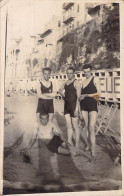 CARTE PHOTO GROUPE D HOMMES EN MAILLOT DE BAIN NATATION CIRCA 1920 DOS DIVISE ECRIT - Schwimmen
