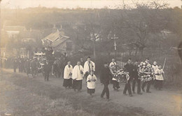 CARTE PHOTO CORTEGE FUNERAILLES A IDENTIFIER CORBILLARD A CHEVAL CIRCA 1910 DOS DIVISE NON ECRIT - Begrafenis