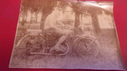 PHOTO JEUNE HOMME SUR SA MOTO 1930 - Automobile