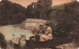 COUPLE - Un Couple Sur Une Barque - Cygne - Carte Postale Ancienne - Koppels