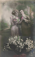 COUPLE - Amis Acceptez Ce Bouquet - De Gracieux Et Frais Muguets - Colorisé - Carte Postale Ancienne - Paare