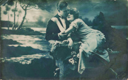 COUPLE - Une Fille Enlaçant Son Bien Aimé - Carte Postale Ancienne - Koppels