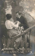 COUPLE - Unter Blüten - Jugend Mit Den Himmel Offen, Wenn Amors Pfeil Ins Herz Getroffen - Carte Postale Ancienne - Couples