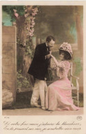 COUPLE - De Votre Fine Main J'admire La Blancheur - En La Pressant Sur Moi - Carte Postale Ancienne - Paare