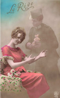 COUPLE - Le Rêve - Une Femme Et Un Soldat - Colorisé - Carte Postale Ancienne - Parejas