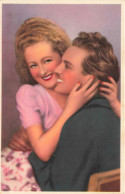 COUPLE -  Une Femme Assise Sur Les Genoux De Son Compagnon - Colorisé - Carte Postale Ancienne - Paare