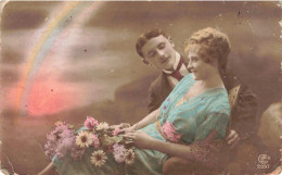 COUPLE - Une Femme Allongée Sur Son Compagnon - Colorisé - Carte Postale Ancienne - Paare