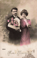 COUPLE - Bons Souvenirs - Bouquet De Roses - Colorisé -  Carte Postale Ancienne - Parejas