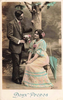 COUPLE - Doux Propos -  Colorisé - Carte Postale Ancienne - Parejas