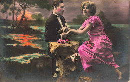 COUPLE - Une Femme Assise Sur Un Rocher -  Colorisé - Carte Postale Ancienne - Paare