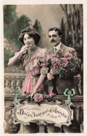 COUPLE - Doux Baisers D'Amitiés -  Colorisé - Carte Postale Ancienne - Parejas