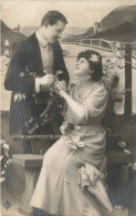 COUPLE - Un Couple Se Faisant Les Yeux - Un Jeune Homme Offrant Une Fleur - Carte Postale Ancienne - Parejas