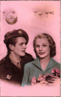 COUPLE - Un Soldat Regardant Sa Bien Aimée - Carte Postale Ancienne - Parejas