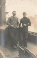 Carte Photo - Deux Hommes Photographiés Sur Un Bateau à Vapeur ? - Phot. Piccolo  - Carte Postale Ancienne - Other & Unclassified