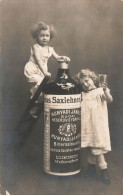 Publicité - Saxlehner - Deux Petites Filles Sur La Bouteille - Carte Postale Ancienne - Werbepostkarten