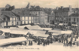 CPA 53 MAYENNE / LE MARCHE / PLACE DES HALLES - Other & Unclassified