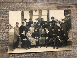 Photo Carte Poilu Groupe De Soldats Avec Des Dames  14-18 - 1914-18