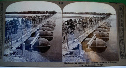 PHOTO STEREOSCOPIQUE WW1 SOLDATS ANGLAIS FRANCHISSANT UN PONT FLOTTANT WWI SOLDIERS CROSSING A FLOODED RIVER - 1914-18