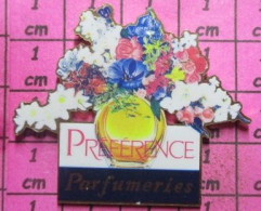 818B Pin's Pins / Beau Et Rare & TB état / PARFUMS : Grand Pin's BOUQUET DE FLEURS PARFUMERIES PREFERENCE - Perfume