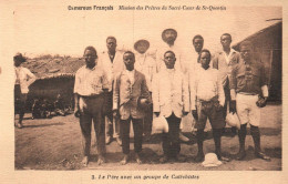 CAMEROUN FRANCAIS ... MISSION DES PRETRES DU SACRE COEUR .... LE PERE AVEC UN GROUPE DE CATECHISTES - Cameroun