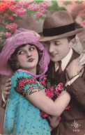 COUPLE - Un Couple S'enlaçant - Chapeaux - Colorisé - Carte Postale Ancienne - Parejas