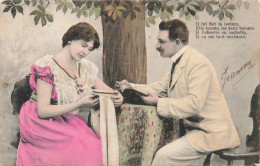 COUPLE - Il Lui Fait La Lecture - Elle écoute, Les Yeux Baissés - Carte Postale Ancienne - Parejas