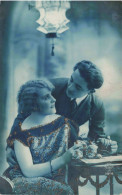 COUPLE - Un Couple Se Faisant Les Yeux Doux - Carte Postale Ancienne - Parejas