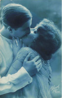 COUPLE - Un Couple S'embrassant  - Carte Postale Ancienne - Parejas