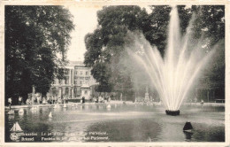 BELGIQUE - Bruxelles - Le Jet D'eau Au Parc Et Le Parlement - Carte Postale - Piazze