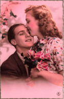 COUPLE - Une Jeune Femme Embrassant Le Front De Son Compagnon - Carte Postale Ancienne - Paare
