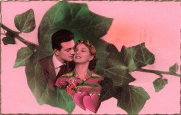 COUPLE - Portrait D'un Couple Sur Une Feuille De Vigne - Colorisé - Carte Postale Ancienne - Paare