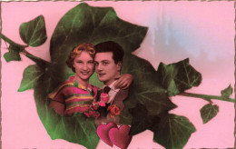 COUPLE - Portrait D'un Couple Sur Une Feuille De Vigne - Colorisé - Carte Postale Ancienne - Paare