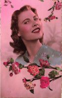 FANTAISIE - Femme - Une Femme Entourée De Roses - Colorisé - Carte Postale Ancienne - Mujeres